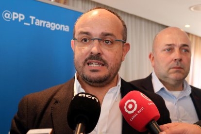 El presidente del PP en Cataluña, Alejandro Fernández, atendiendo los medios en el Hotel Gaudí de Reus, con el candidato popular a las próximas municipales, Sebastià Domènech.