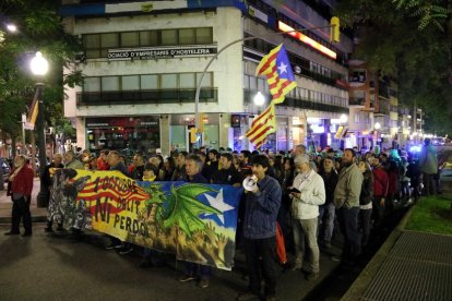 Una de las pancartas y de los manifestantes en la protesta convocada por el CDR de Tarragona para reclamar una república efectiva a su paso por la Rambla tarraconense.