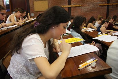 Una estudiant realitzant la PAP per accedir als graus d'Educació Infantil i Primària el 17 de juny de 2017.