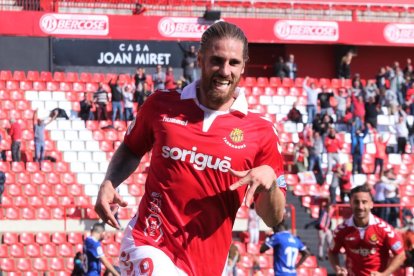 Raúl Albentosa celebra el gol que ha servit per guanyar el primer partit de l'etapa Martín.