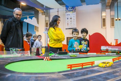 Dos infants davant la pista gegant de Scalextric.