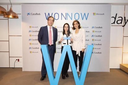 El conseller delegat de Caixabank, Gonzalo Cortázar, i la presidenta de Microsoft Espanya, Pilar López, junt a la vendrellenca premiada, Patricia Andolz.