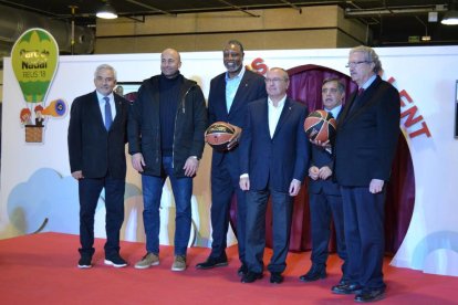 Els exjugadors de bàsquet del FC Barcelona Audie Norris i Roger Esteller, han acompanyat la inauguració oficial del Parc de Nadal de Reus 2018-2019.