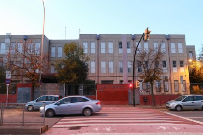 El acceso principal a la Escuela Joan Rebull, ubicada en la avenida Onze de Setembre.