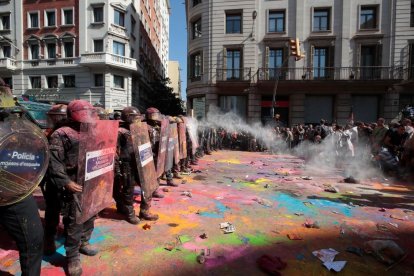 Moment en què els independentistes han llençat pintura als Mossos d'Esquadra