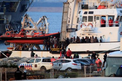 L'Open Arms arriba al port de Bahía d'Algesires amb més de 300 immigrants.