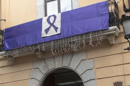 Imatge de la lectura del manifest davant de la Casa de la Vila de Constantí.