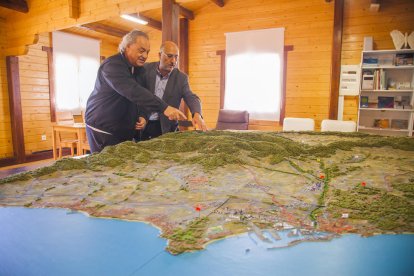 Ángel Juárez, de Fundación Mediterránea, y Elias Torres, autor de la maqueta.