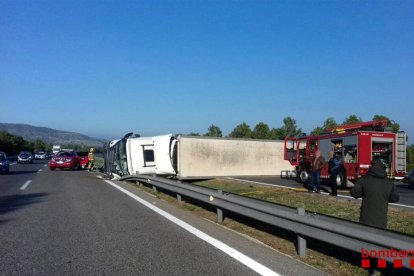 Pla general del camió accidentat a l'AP-7 a l'altura de Mont-roig del Camp (Baix Camp). Imatge del 28 de desembre del 2018 (Horitzontal).