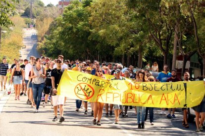 Mobilització de prop de mig miler de tarragonins, des de diversos col·legis electorals fins a l'IES Comte de Rius, al campus universitari Sescelades, al barri de Sant Pere i Sant Pau, per rememorar l'1-O.