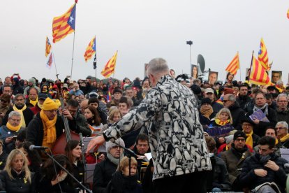 El director musical Alfred Cañamero, d'esquenes, dirigint el concert del 'Messies' davant la presó de Lledoners.