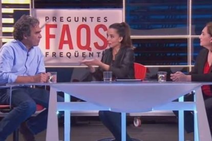 Moment de l'entrevista a l'alcalde de Medellín al programa FAQS de TV3.