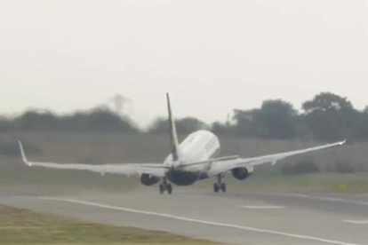 El avión de Ryanair tuvo problemas para elevarse a causa del fuerte viento.