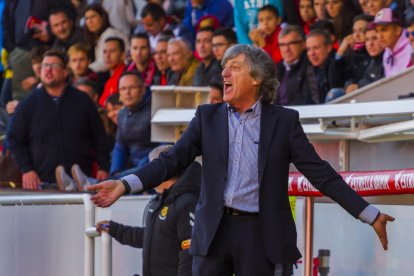 Imagen d'Enrique Martín durante su primer partido como técnico grana.