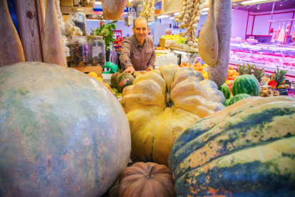 Pere con las calabazas de la parada, la mayor de las cuales pesa cerca de 600 kilos.