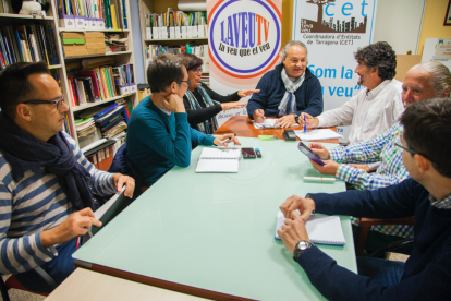 Membres de la Plataforma, durant la reunió que ahir van mantenir amb Ramon Descarrega.