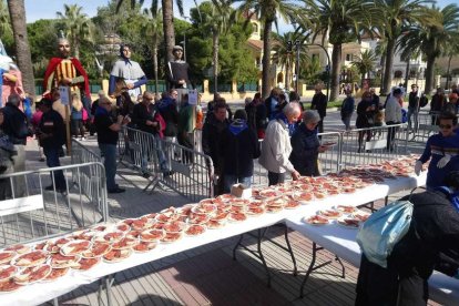 Els assistents a l'esmorzar popular han gaudit d'un plat de pà amb tomàquet i embotit.