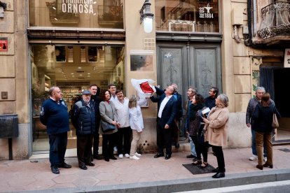 Imagen del momento en que se ha descubierto la placa en honor al escultor Joan Roig i Solé.