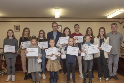 Foto de família dels esportistes a l'Ajuntament.