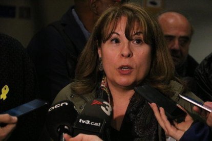 Anna Roca, portavoz de Metges de Catalunya, atendendo a los medios después de la tercera reunión de mediación entre el sindicato i el ICS en Treball.