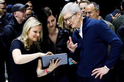 El consejero delegado de Apple Tim Cook, y la cantante Lana del Rey, durante la presentación.