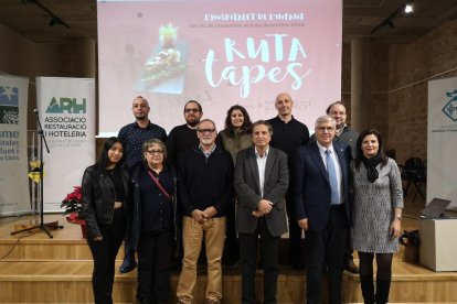 Foto de grupo de los restauradores que participan en esta iniciativa, junto con el alcalde y la concejala de Turismo.