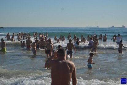 Imagen de la 34ª edición del tradicional baño de Sant Silvestre.