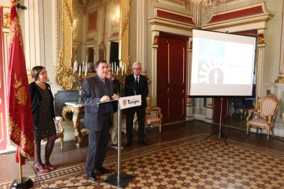 Salvador Fa interviene durante el acto de presentación del proyecto T-700 en la Casa Castellarnau.