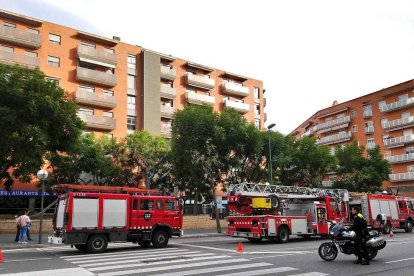 Quatre dotacions de Bombers s'han desplaçat fins al número 40.