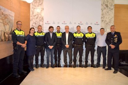 ELs quatre nous agents de la Guàrdia Urbana de Tarragona amb l'alcalde.