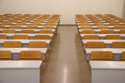 Pla general d'una aula buida a la Facultat de Psicologia de la UAB.