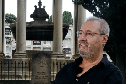 J. Cubillos en el cementerio de Poblenou de Barcelona.