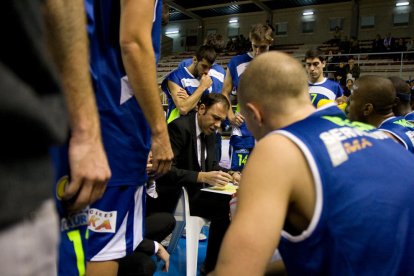 Berni Álvarez, en el banquillo durante un partido del Club Bàsquet Tarragona.