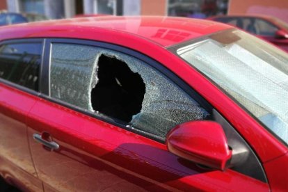 Un coche con la ventana del copiloto rota en Tarragona.