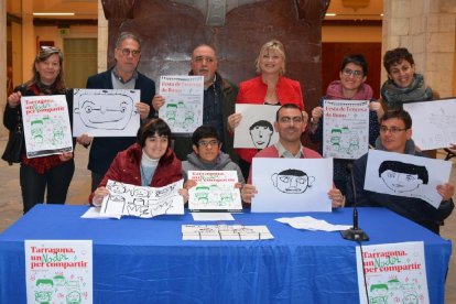 Loli Gutiérrez, Jordi Martínez y Marta Gómez muestran el cartel de las actividades de Navidad.