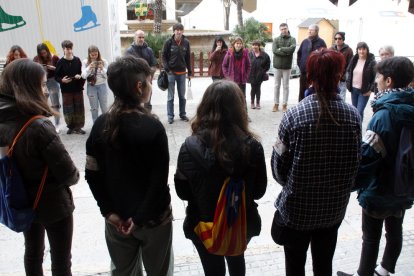 Plano general de algunos de los estudiantes y profesores que se han concentrado en la plaza del Ayuntamiento de Tortosa durante la huelga.