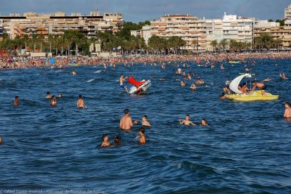 Plano general de bañistas en la playa de Salou.