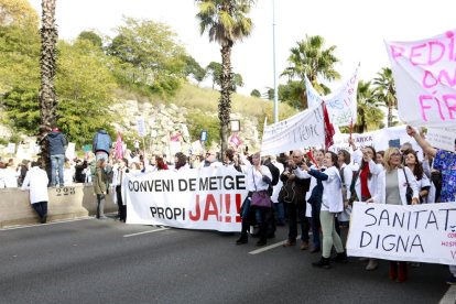 Médicos de la sanidad concertada cortan la Ronda de Dalt.