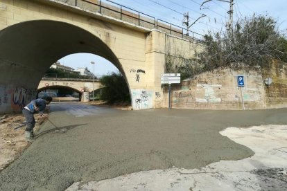 Los operarios han puesto hormigón a un tramo de 800 metros.