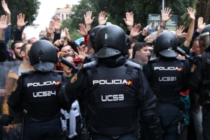 Agentes de la policía española durante el 1-O en la Escuela Ramon Llull.