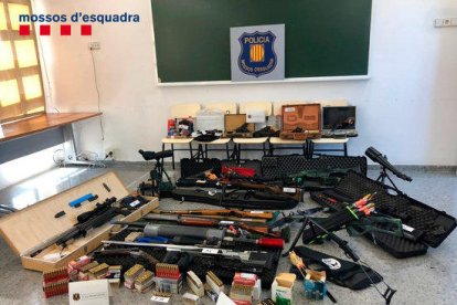 Imagen del arsenal de armas encontrado en el domicilio del hombre detenido por querer matar al presidente del gobierno español.