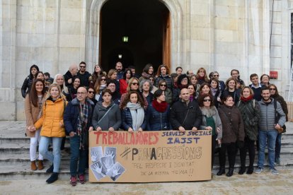 Imatge de la concentració davant de l'Ajuntament de Tarragona.