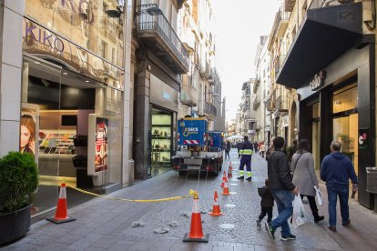 Una imatge d'arxiu d'instal·lació de llums al centre.