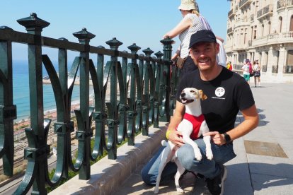 Pipper y su dueño en el Balcó del Mediterrani.