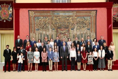 Fotografia de família de la recepció del Rei Felip VI als guanyadors del concurs '¿Qué es un rey para ti?'.