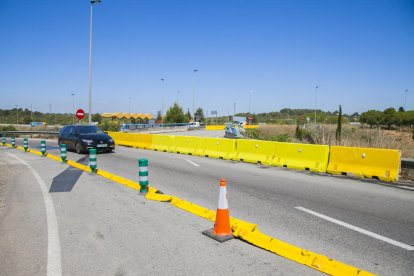 La rotonda grande de acceso al peaje de la autopista AP-7, en Torredembarra, con los new jerseys.