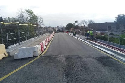 Las obras consisten en la ampliación del puente y de la calzada, la mejora del trazado existente y la construcción de nuevas aceras en uno de los lados.