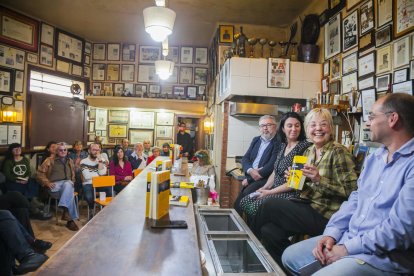 Margarida Aritzeta, i altres convidats a l'acte, ahir a la tarda durant la tertúlia celebrada al bar.