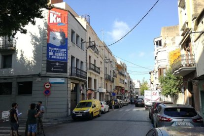 L'edifici de Correus del Vendrell amb la lona informativa de les obres.