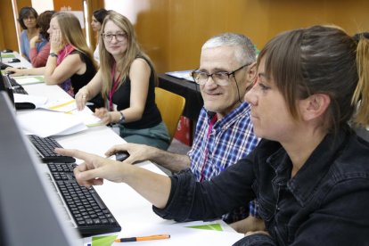 Un hombre mayor aprendiendo cómo funciona una nueva plataforma digital, en una prueba piloto de ámbito europeo en la URV.